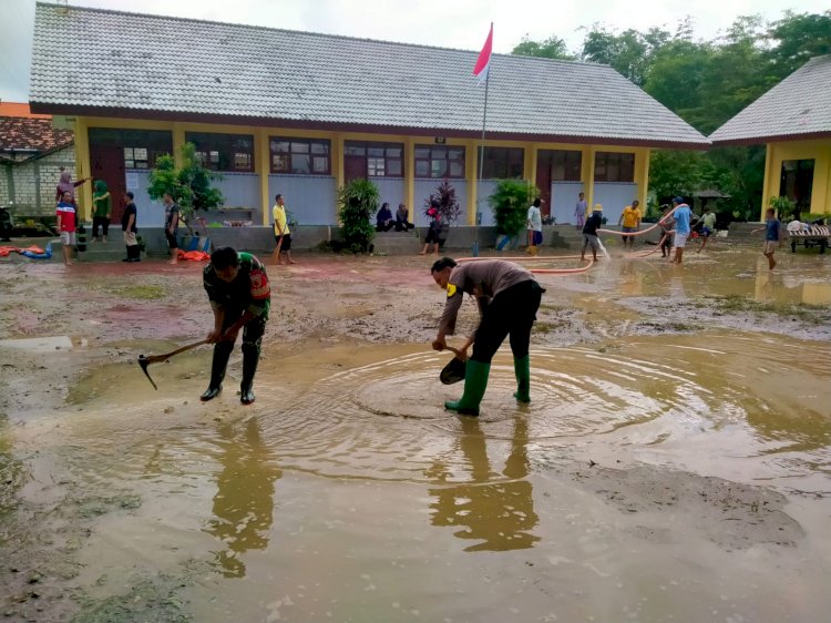 Gotong Royong Polisi dan TNI bersama Warga Bersihkan Sisa Meterial Banjir di Tuban